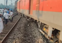 कई डिब्बे पटरी से उतरे,नवलपुर में स्पेशल ट्रेन हुई डिरेल.