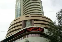 गिरावट के साथ खुला शेयर बाजार, सेंसेक्स 100 अंक लुढ़का, निफ्टी 24,700 के करीब…