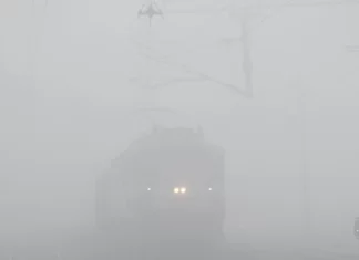 इन फ्लाइट्स पर भी असर,दिल्ली समेत पूरे उत्तर भारत का धुंध से बुरा हाल, 50 से ज्यादा ट्रेनें लेट.