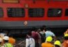 झांसी से प्रयागराज जा रही ट्रेन पर हमला, उपद्रवी जमकर करते रहे पथराव, यात्री दहशत में दिखे
