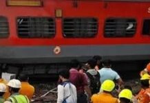 झांसी से प्रयागराज जा रही ट्रेन पर हमला, उपद्रवी जमकर करते रहे पथराव, यात्री दहशत में दिखे