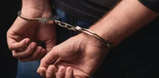 अमेरिका में यौन उत्पीड़न के आरोप में एक भारतीय नागरिक को गिरफ्तार किया है। गिरफ्तार किए गए भारतीय शख्स का नाम जसपाल सिंह है। यह गिरफ्तारी ऐसे समय हुई हैं जब ट्रंप प्रशासन अवैध अप्रवासियों के खिलाफ सख्त रुख अपनाए हुए है।