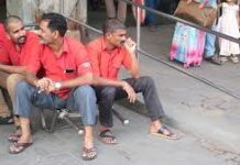 मैं खुद लाशें लोड की हैं सर, खाना नहीं खा पा रहा हूं… नई दिल्ली रेलवे स्टेशन के कुली की आपबीती