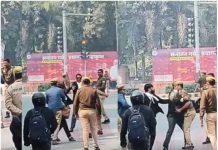 सीएम योगी के दौरे के बीच प्रयागराज में पुलिस और वकीलों में झड़प, अधिवक्ता को पीटने पर बवाल