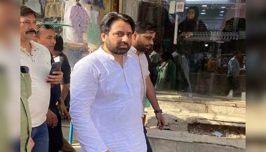 दिल्ली: करीब 3 घंटे की पूछताछ के बाद जामिया थाने से निकले आप विधायक अमानतुल्लाह खान