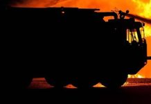 दिल्ली के नांगलोई में लगी भीषण आग, एक शख्स ने दूसरी मंज़िल से कूदकर बचाई जान