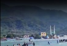 पुलिस ने ऐसे बचाई जान,ऋषिकेश में अचानक जलस्तर बढ़ने से 100 लोग बीच धारा में फंसे