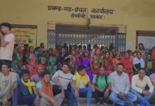 झारखंड: गांव में कब बनेगा सड़क? धनबाद में फूटा ग्रामीणों का गुस्सा, पुलिस टीम के साथ नोकझोंक