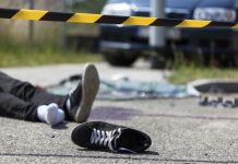 UP: ट्रक-बाइक की टक्कर में दो की मौत, भीड़ ने फेंके पत्थर, 3 वाहन तोड़े, पत्रकार को भी नहीं छोड़ा