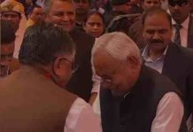 होली मिलन में रविशंकर प्रसाद के पैर छूने झुके नीतीश कुमार! BJP सांसद ने CM को लगाया गले