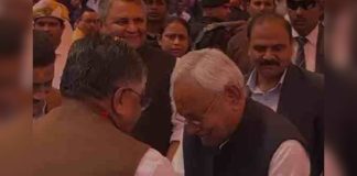 होली मिलन में रविशंकर प्रसाद के पैर छूने झुके नीतीश कुमार! BJP सांसद ने CM को लगाया गले