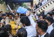 हटो, जाने दो… मेरठ पुलिस बचाती रही, वकीलों ने कोर्ट में ही साहिल को पीटा