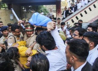 हटो, जाने दो… मेरठ पुलिस बचाती रही, वकीलों ने कोर्ट में ही साहिल को पीटा