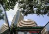Stock Market Today: शेयर बाजार में भारी गिरावट, सेंसेक्स 700 अंक टूटा, निफ्टी 24,800 से लुढ़का