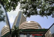 Stock Market Today: शेयर बाजार में भारी गिरावट, सेंसेक्स 700 अंक टूटा, निफ्टी 24,800 से लुढ़का