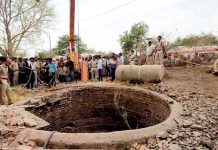 मध्यप्रदेश : मोटरसाइकिल से टकराने के बाद कुएं में गिरी वैन, 12 लोगों की मौत