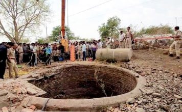 मध्यप्रदेश : मोटरसाइकिल से टकराने के बाद कुएं में गिरी वैन, 12 लोगों की मौत