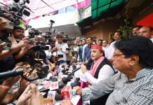 सपा राज्यसभा सदस्य रामजी लाल सुमन के काफिले पर फेंके गये टायर, बाल-बाल बचे