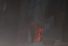 कानपुर की जूता फैक्ट्री में लगी भीषण आग, इमारत में फंसे लोगों को सुरक्षित निकाला