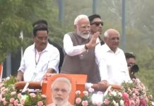 मोदी-मोदी के नारे, हाथों में तिरंगा… गांधीनगर में 2 KM लंबे रोड शो पर निकले PM मोदी