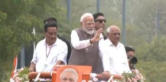मोदी-मोदी के नारे, हाथों में तिरंगा… गांधीनगर में 2 KM लंबे रोड शो पर निकले PM मोदी