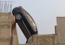 सावधान! गूगल मैप ने फिर दिया धोखा, अधूरे फ्लाईओवर से लटकी कार, बाल बाल बचे सवार