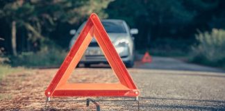 भावे हाई स्कूल के पास चाय की टपरी पर चढ़ी तेज रफ्तार कार, 5 छात्र समेत 12 लोग घायल