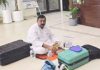 झारखंड भवन में धरने पर बैठे भाजपा विधायक, फर्श पर ही टिफिन निकाल लगे खाने, जानिए कारण