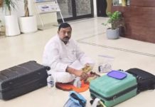 झारखंड भवन में धरने पर बैठे भाजपा विधायक, फर्श पर ही टिफिन निकाल लगे खाने, जानिए कारण