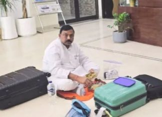 झारखंड भवन में धरने पर बैठे भाजपा विधायक, फर्श पर ही टिफिन निकाल लगे खाने, जानिए कारण