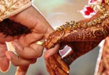 UP: महिला सिपाही ने दूसरी जाति में की शादी, पंचायत ने परिवार का हु्क्का-पानी किया बंद, बात करने पर 50 हजार का जुर्माना