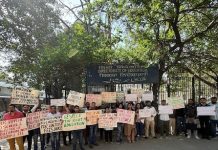 दिल्ली: फीस बढ़ोतरी के खिलाफ प्रदर्शन कर रहे अभिभावक, स्कूल ने भेजा 2.15 करोड़ का लीगल नोटिस