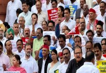 संसद परिसर में विपक्षी दलों के प्रदर्शन में राहुल-प्रियंका ने भरी हुंकार, कहा- SIR की प्रक्रिया लोकतंत्र का कत्ल