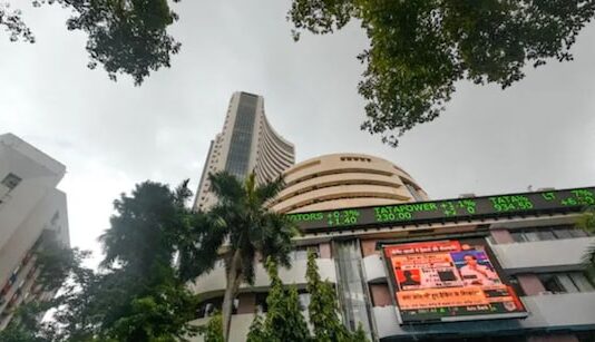 भारत पर 50% अमेरिकी इंपोर्ट टैक्स का असर, आज बाजार में इन सेक्टर के शेयरों पर रहेगा फोकस