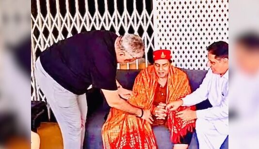 धर्मेंद्र ने टोपी और शॉल पहनकर दिया प्यार और भाईचारे का संदेश, बोले– हर मजहब, हर कौम…