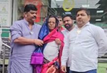 BJP कार्यकर्ताओं ने बीच बाजार कांग्रेस नेता को पहना दी साड़ी, वायरल हो रहा वीडियो