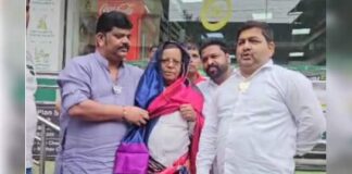 BJP कार्यकर्ताओं ने बीच बाजार कांग्रेस नेता को पहना दी साड़ी, वायरल हो रहा वीडियो