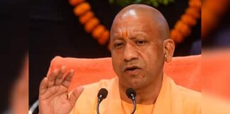 CM योगी ने लगाई अफसरों की क्लास, इन पैमानों पर खरा न उतरे तो होगी छुट्टी