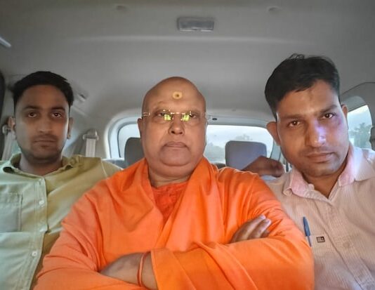 दिल्ली का डर्टी बाबा चैतन्यानंद आगरा से गिरफ्तार, 17 लड़कियों ने लगाया है छेड़छाड़ का आरोप
