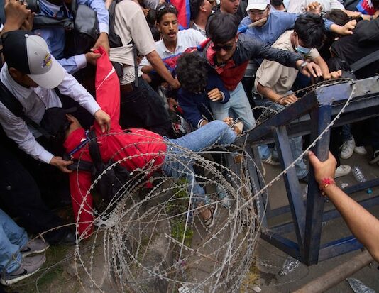 एक बैन पर इतना गुस्सा… आखिर ऐसा क्या है सोशल मीडिया में जो Gen-Z उतर आया बवाल पर