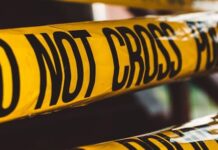 हादसों का हाईवे! गड्ढे में फंसी स्कूटी, महिला सड़क पर गिरी; ऊपर से निकल गया ट्रक