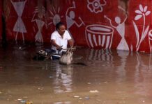 खौफनाक! दिल्ली में बारिश का ऐसा तांडव, बह गया हाथ में मोबाइल लिए शख्स