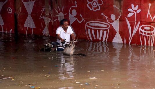 खौफनाक! दिल्ली में बारिश का ऐसा तांडव, बह गया हाथ में मोबाइल लिए शख्स