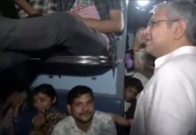जब ठसाठस भरी ट्रेन में यात्रियों से बात करने पहुंचे रेल मंत्री, दिल्ली स्टेशन पर कंट्रोल रूम का भी लिया जायजा