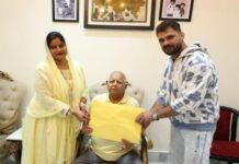 बिहार के चुनावी मैदान में उतरे खेसारी लाल यादव, RJD के टिकट से छपरा में करेंगे दो-दो हाथ