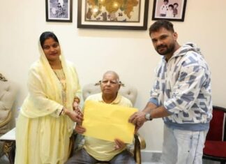 बिहार के चुनावी मैदान में उतरे खेसारी लाल यादव, RJD के टिकट से छपरा में करेंगे दो-दो हाथ