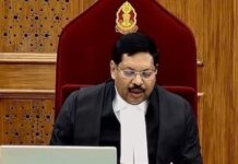 CJI बीआर गवई की कोर्ट में वकील ने किया हंगामा, जूता फेंकने की कोशिश