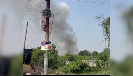 यूपी के फतेहपुर में सिगरेट से निकली चिंगारी ने पटाखों के बाजार किया खाक, आग से 3 करोड़ से अधिक का नुकसान