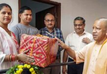 UP में नहीं चलेगा माफिया राज… CM योगी ने मुख्तार अंसारी की अवैध जमीन पर बने फ्लैटों की चाबी गरीबों को सौंपी