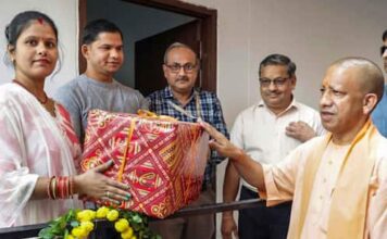 UP में नहीं चलेगा माफिया राज… CM योगी ने मुख्तार अंसारी की अवैध जमीन पर बने फ्लैटों की चाबी गरीबों को सौंपी